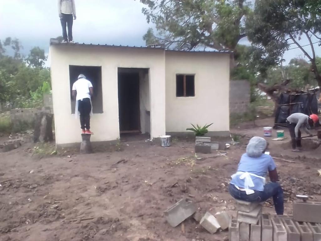 Neue Häuser mit festen Mauern für alte Menschen, die Opfer des Zykons Idai geworden sind - das Leben kehrt nach Beira zurück
